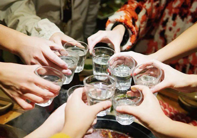 白酒優劣怎么看？瀘旗酒業教你三招學會挑好酒